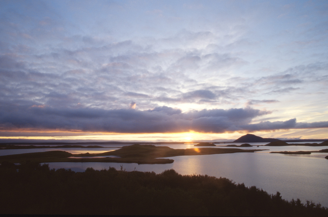 isl_255 myvatn.jpg - Islande Nord, août 2003 : lac Myvatn variations sur un crépuscule, à l'heure où les moucherons sont partis se coucher Kodak Ektachrome 100 G